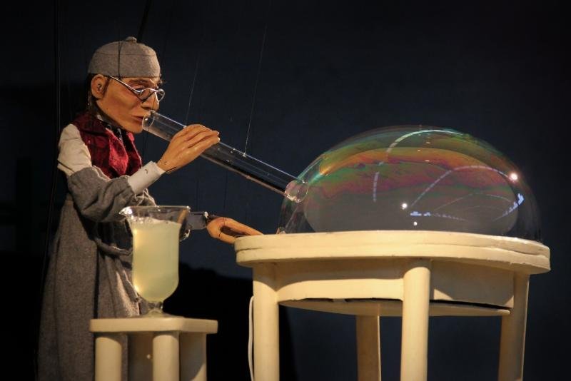 Artista catalão Jordi Bertran apresenta espetáculo de marionetes pela primeira vez em Porto Alegre