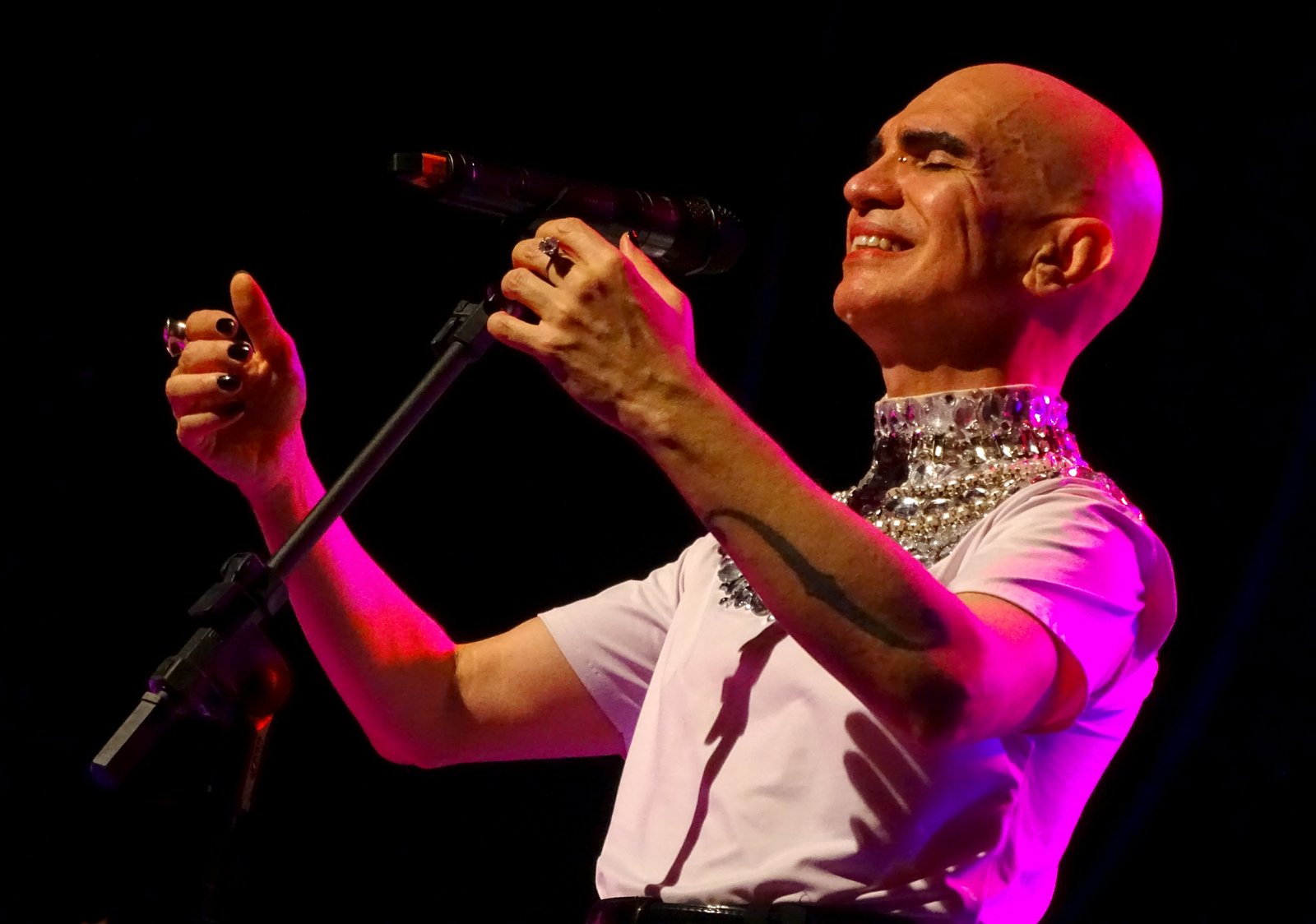 Edson Cordeiro apresenta 'Ouve a Minha Voz' em Porto Alegre com repertório dedicado a Zeca Baleiro no Espaço 373