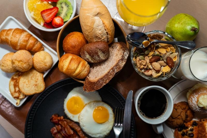 Café da manhã de hotel: Rede Deville abre mesas ao público em Porto Alegre e Curitiba