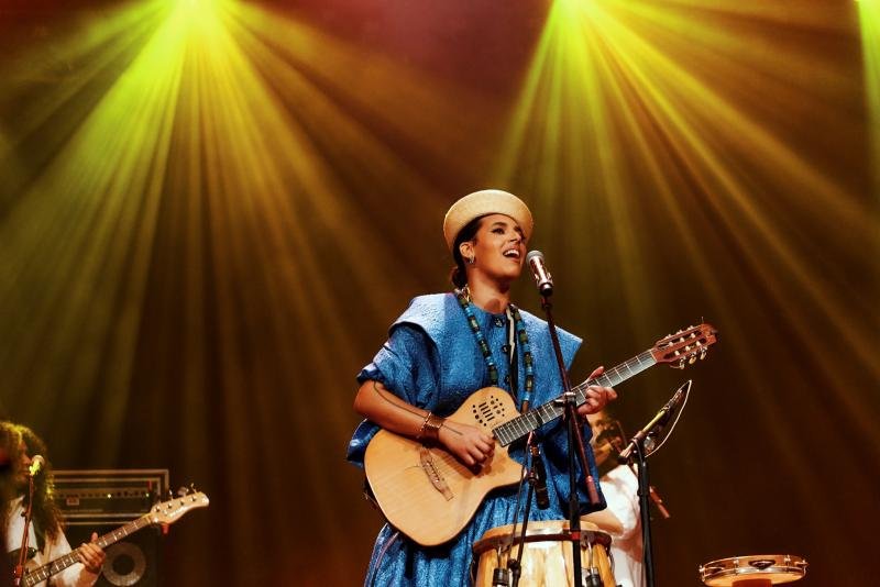 Tainá Santos apresenta 'Travessia' em Porto Alegre com ancestralidade, memória e música brasileira no Salão de Atos da PUCRS
