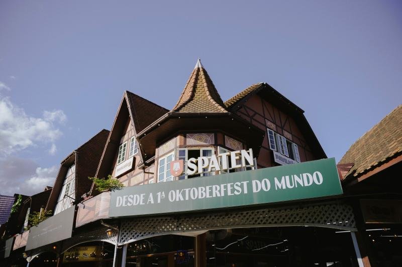 41ª Oktoberfest de Blumenau começa com tradicional sangria do primeiro barril de Spaten e novidade inspirada em Munique
