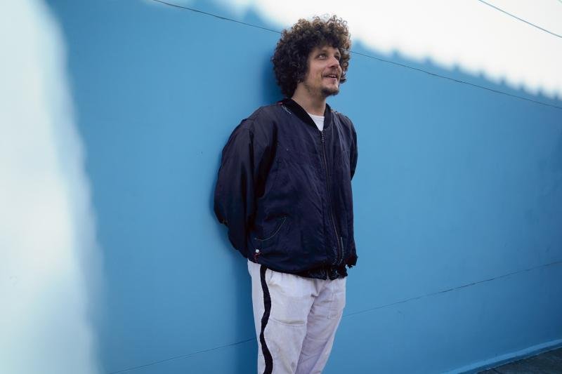 É nesta sexta-feira (30): Chico Chico retorna a Porto Alegre com show do álbum  Let It Burn/Deixa Arder no Bar Opinião 