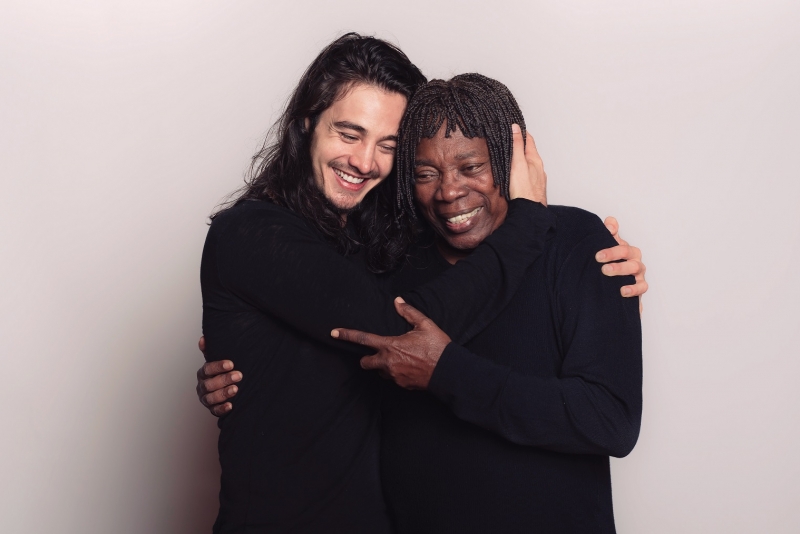 Milton Nascimento e Tiago Iorc juntos no palco do Auditório Araújo Vianna 