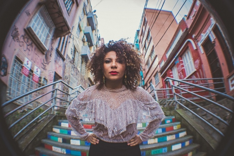 Blues, jazz e soul de Camila Toledo no Santander Cultural