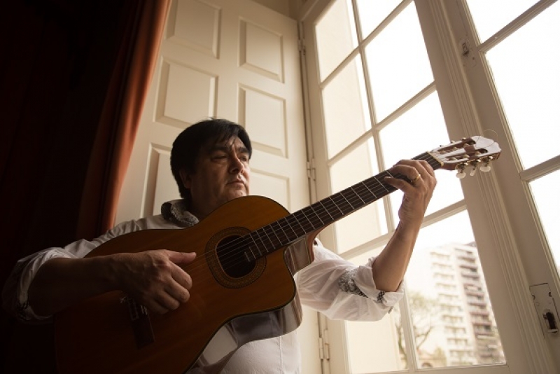 Daniel Torres Canta América, Tangos e Boleros em novembro no Theatro São Pedro