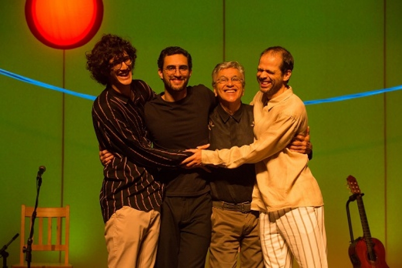 Caetano Veloso e os filhos no lançamento do álbum 'Ofertório' em Porto Alegre