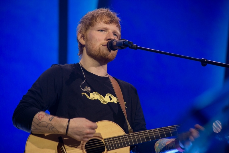 Em show romântico, Ed Sheeran emociona público em Porto Alegre