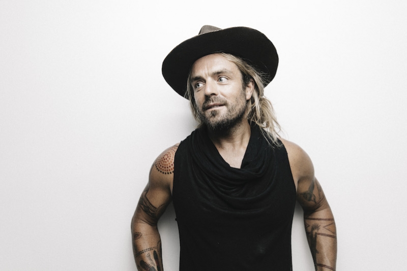 Cantor australiano Xavier Rudd se apresenta pela primeira vez em Porto Alegre