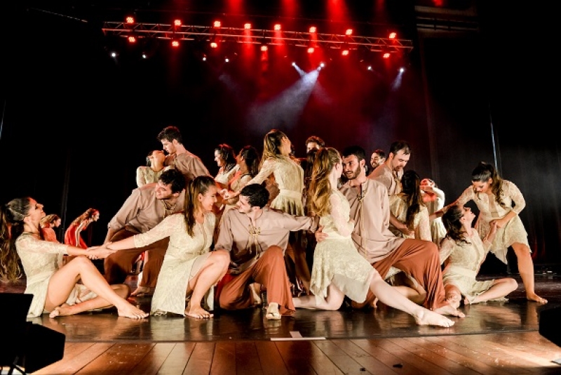 Espetáculo de dança 'Kadima 40 anos' em cartaz no Theatro São Pedro