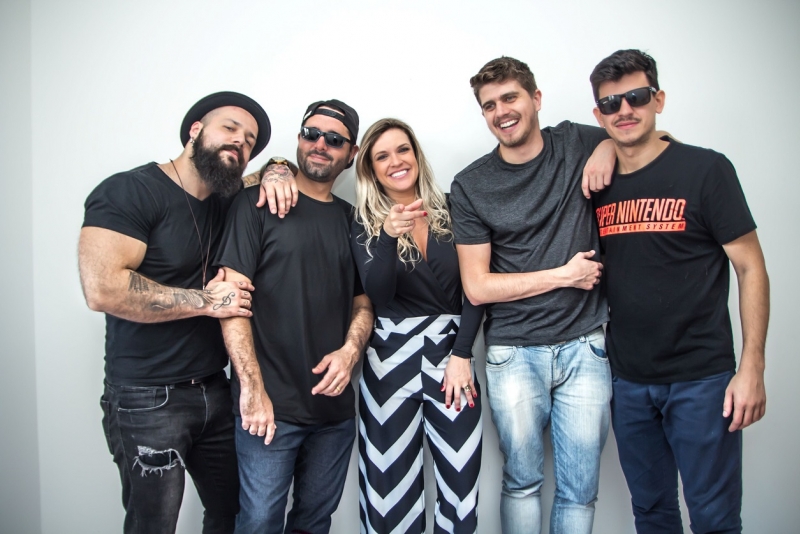 Grupo de stand up comedy 'Cinco Muito' se apresenta no Teatro Casa de Espetáculos