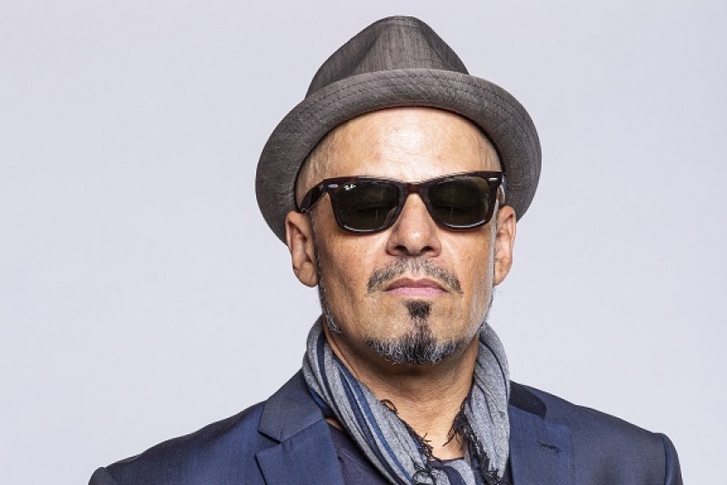 Sergio Britto apresenta live tocando piano e violão neste sábado 