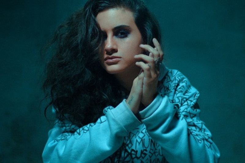 Cantora DAY fará live beneficente pró-LGBT nesta quarta-feira (8)