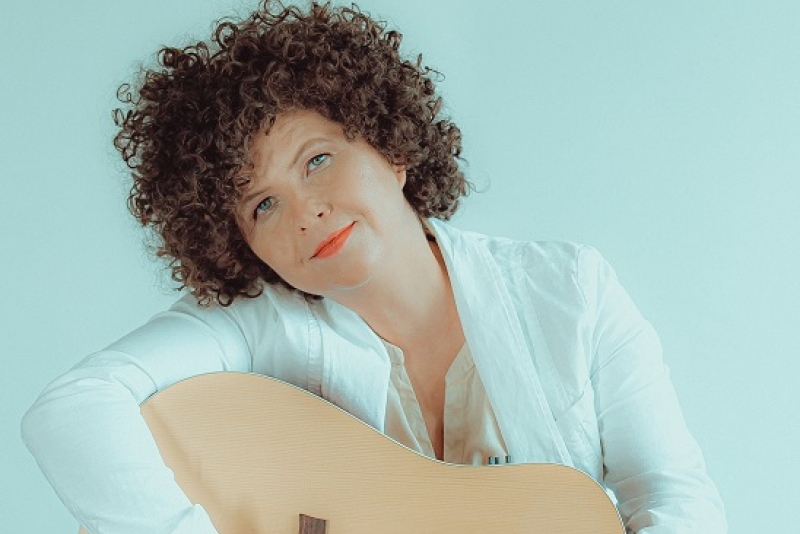 Roberta Campos apresenta show voz e violão na série musical #EmCasaComSesc