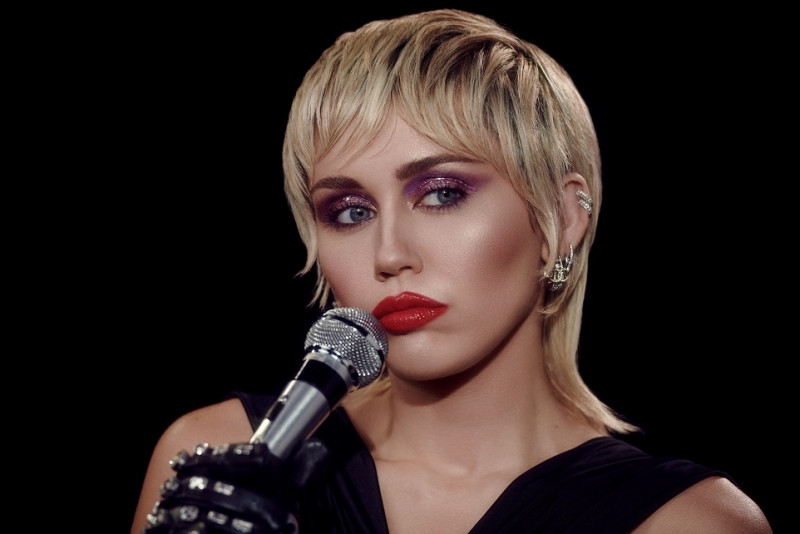 Miley Cyrus está de volta com novo single, 'Midnight Sky'