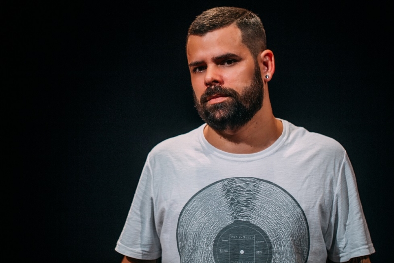 Vitor Pirralho traz o cinema para a sua música e lança 'Vida Game Em Cena'