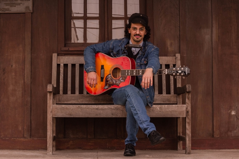 Cantor Robson Almeida lança seu primeiro projeto solo, o EP 'Reflita'