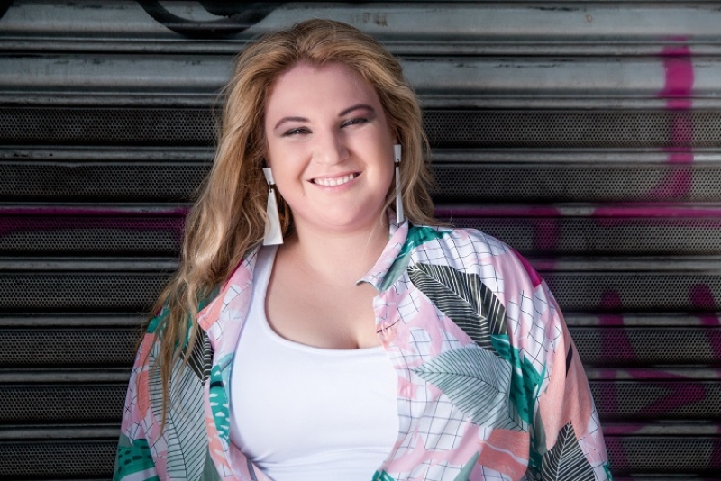 Xana Gallo inaugura nova fase na carreira com o single 'Meu Mundo'