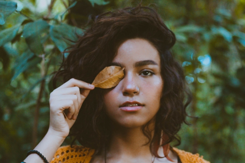 Mariana Froes lança 'Espelho' completando seu primeiro EP autoral