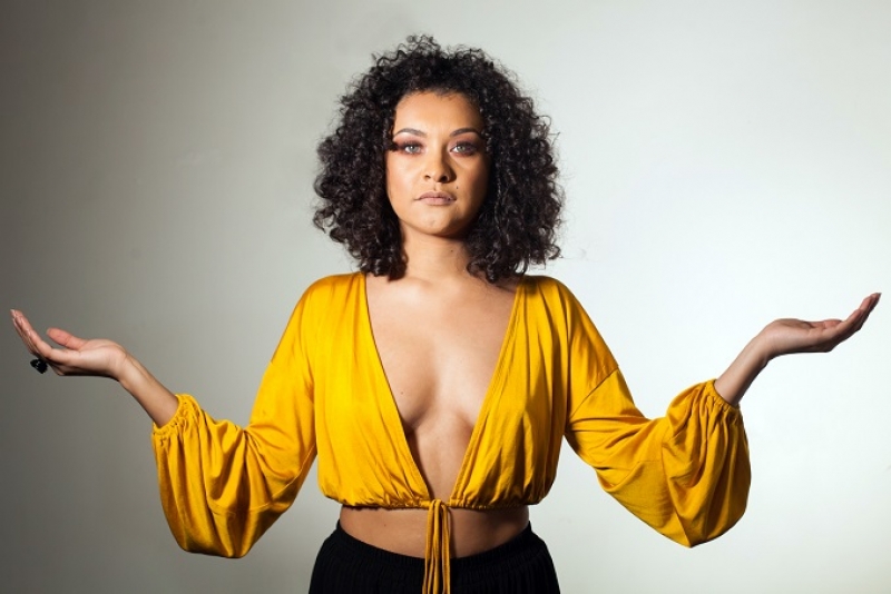 Luana Fernandes lança seu primeiro álbum, 'Lua de Outubro'