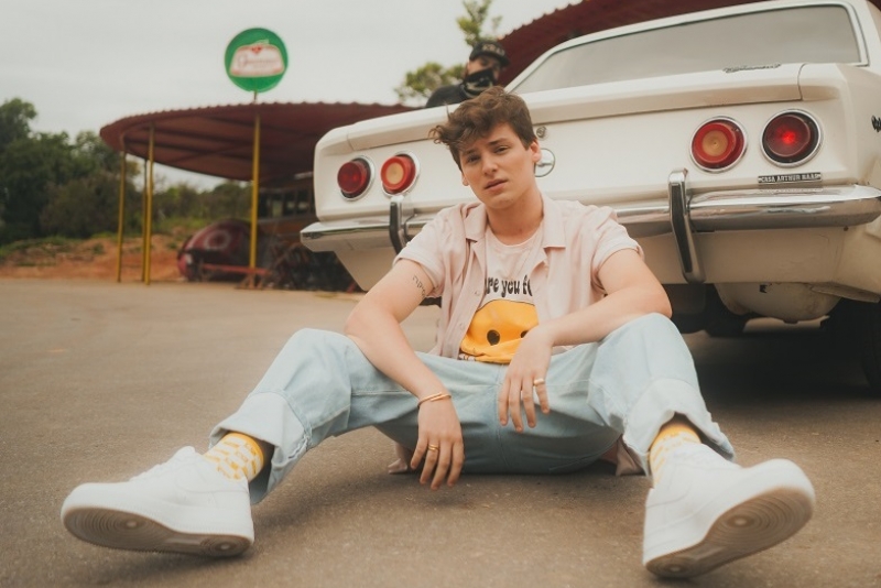 Gabriel Froede aposta na pop autoral 'Papo Sério', que chega com videoclipe