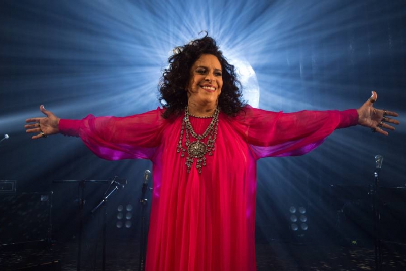 Gal Costa lança os dois últimos singles do álbum que reúne 10 duetos