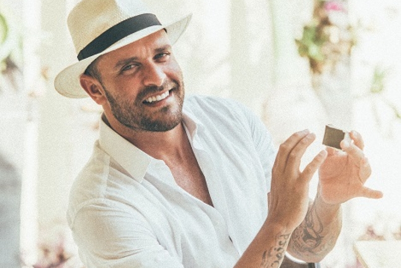 Sambista Diogo Nogueira faz live de carnaval neste domingo