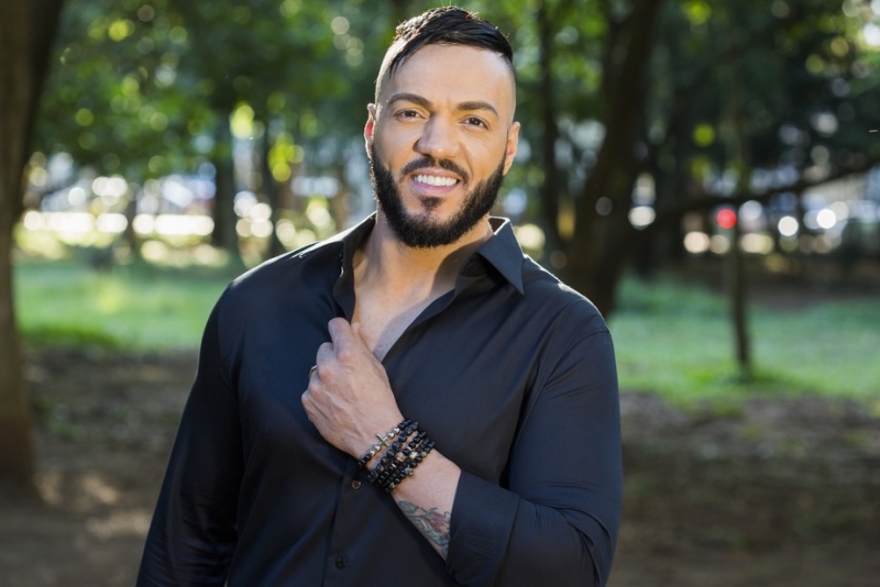Belo canta 'Vida que Segue' em clipe lançado nesta sexta-feira