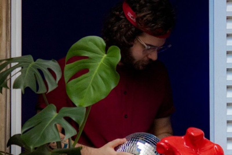 O produtor musical Antropop lança a faixa 'Hoffman (L.S.D)'