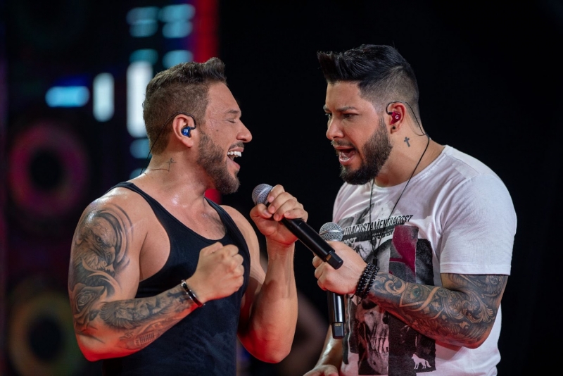 João Bosco & Gabriel lançam 'Cola Aqui', faixa título do novo projeto da dupla
