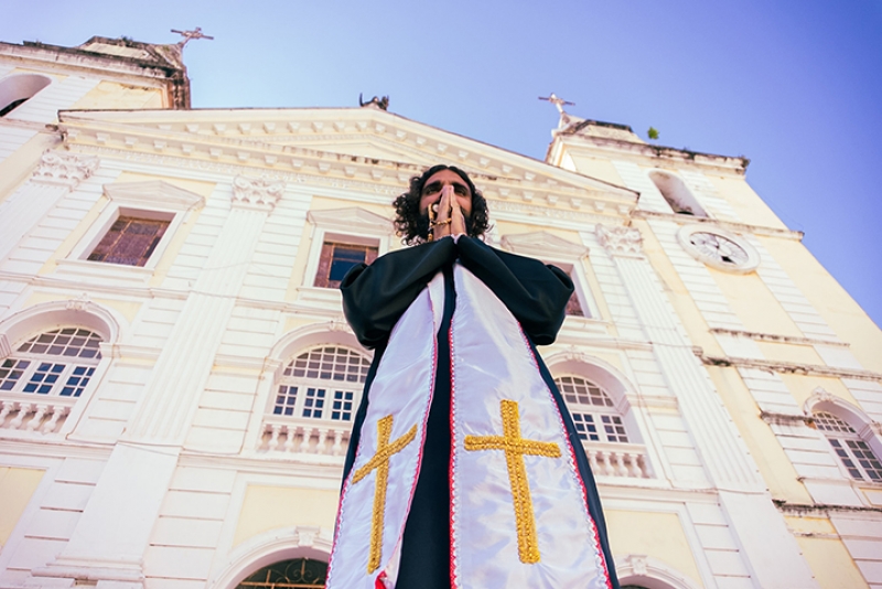 Emílio Sagaz traz ironias e críticas em single com raízes no reggae e no rap