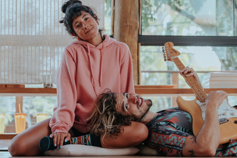 O duo Benziê lança novo single 'Tenha do Seu Lado'