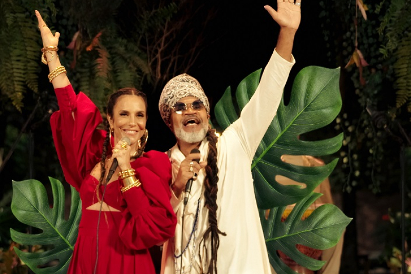 Ivete Sangalo e Carlinhos Brown cantam ao som de tambores em ''Mexe a Cabeça''