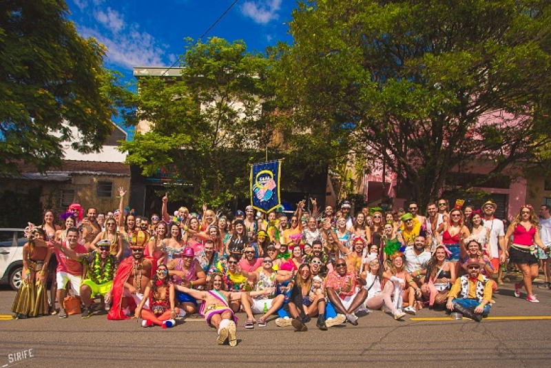 Bloco Casa Comigo lança versão carnavalesca de ''Amor de Que''