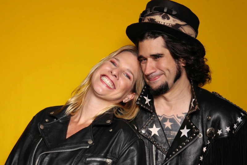 ''Rock + Humor'' conecta humor e rock'n roll com atriz Gabi Roncatti e artista Landau