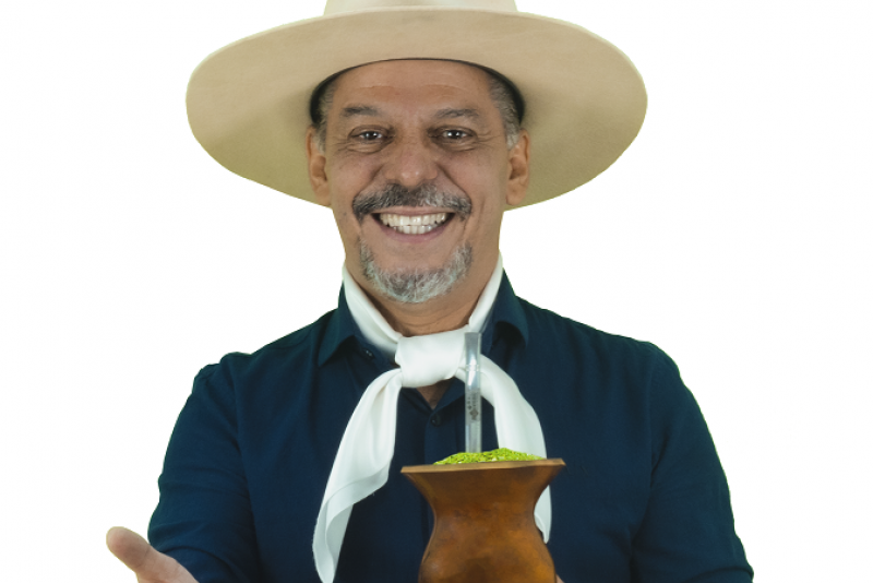 Neto Fagundes celebra 40 anos de carreira no palco do Theatro São Pedro