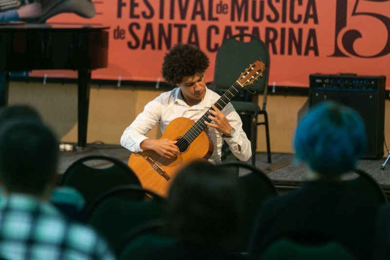 Música no Park recebe todas as sextas-feiras de julho o violonista Tiago Marques