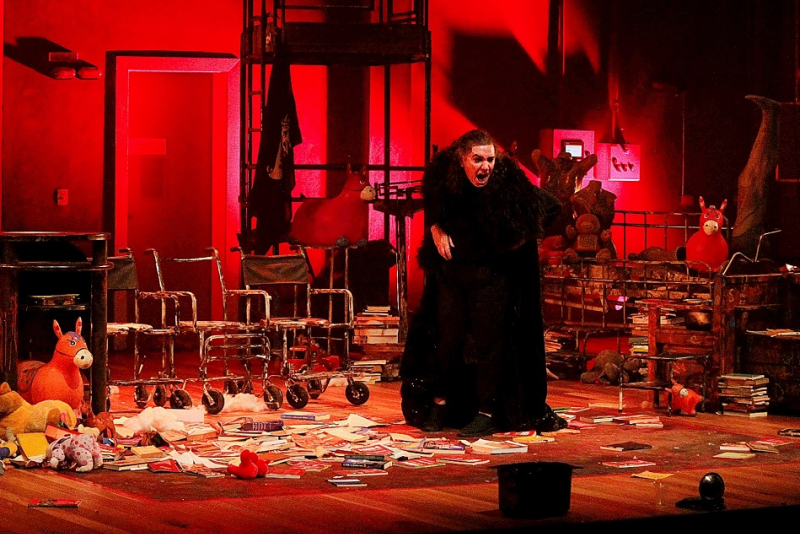 Peça que reverencia William Shakespeare em últimas sessões no Theatro São Pedro