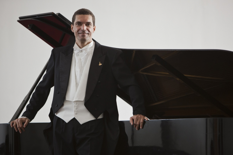 Orquestra Theatro São Pedro apresenta concerto com o solista André Carrara
