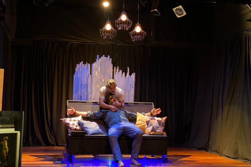 ''Os Dois e Aquele Muro'' em cartaz no Teatro Carlos Carvalho