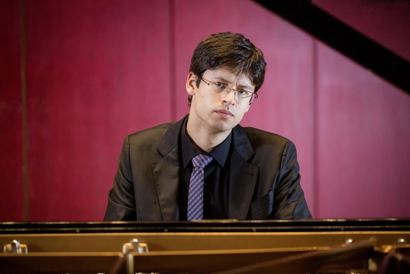 Orquestra Theatro São Pedro apresenta concerto com o solista Rafael Costa de Souza
