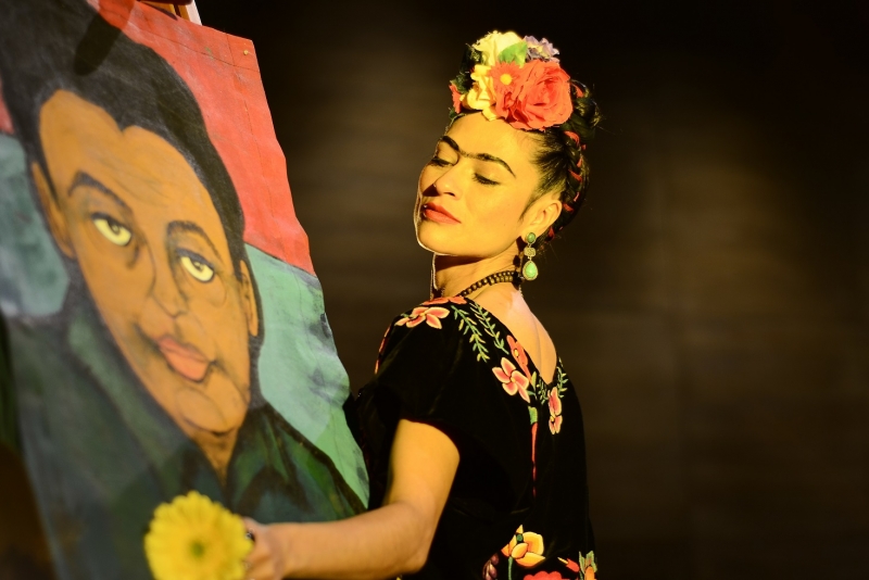  o espetáculo “Frida Kahlo, à Revolução” no Centro Histórico – Cultural Santa Casa