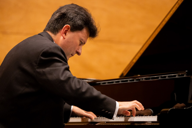 Renomado pianista polonês Raphael Alexandre Lustchevsky se apresenta no Instituto Ling