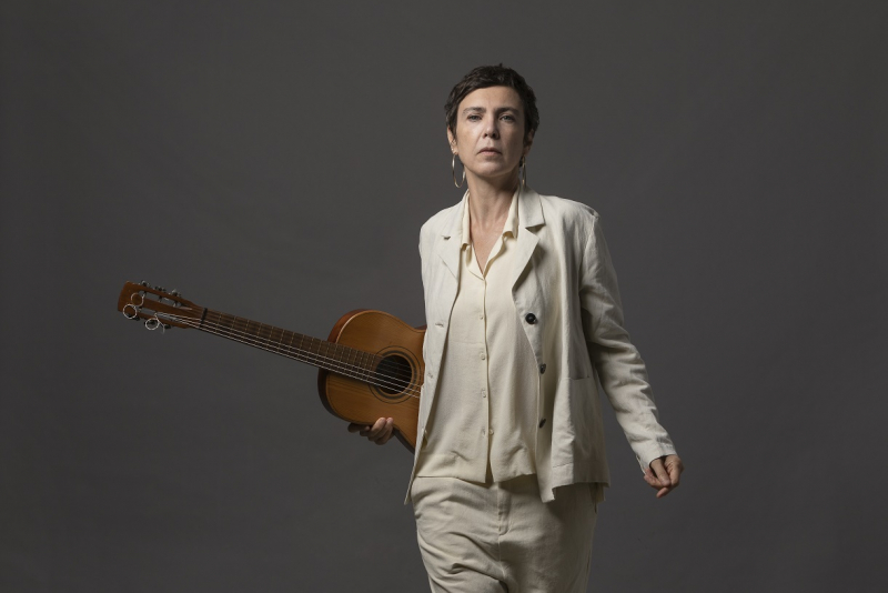 Adriana Calcanhotto apresenta o show ''Voz e Violão'' neste sábado em Porto Alegre 