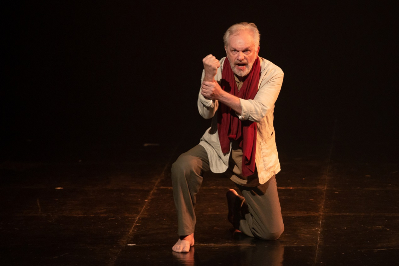 Teatros do Sesc recebem turnê do espetáculo Caim, baseado em romance de José Saramago