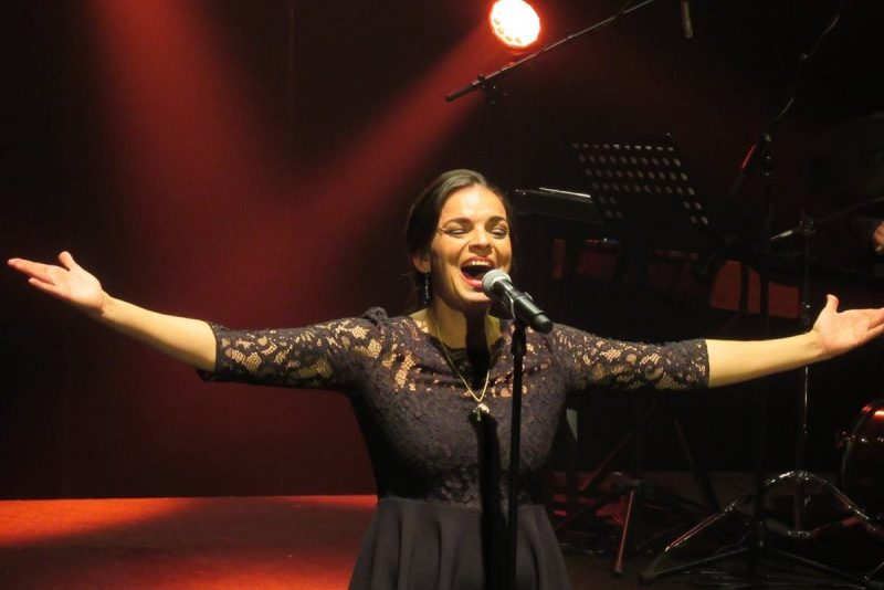 Musical francês sobre Édith Piaf chega a Porto Alegre em abril no Teatro do Bourbon Country 