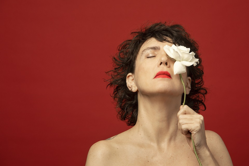 Gal: Coisas sagradas permanecem, show de Adriana Calcanhotto estreia em Porto Alegre