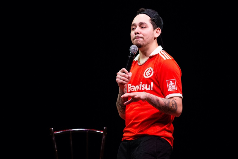 Gio Lisboa apresenta espetáculo ''Fora da Casinha'' no Teatro da Feevale