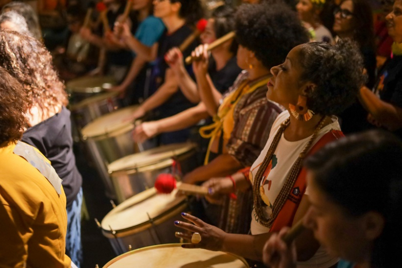 As Batucas e a Brasil Guitar Orchestra juntas no palco do Teatro do Museu do Trabalho