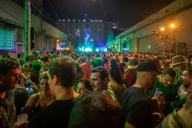 Oktoberfest do Quarto Distrito reúne bares e fecha ruas da região