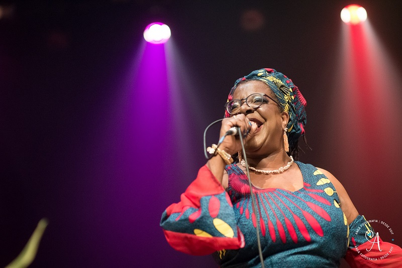 Marietti Fialho apresenta pocket show 'Inteira' no projeto Chapeu Acústico